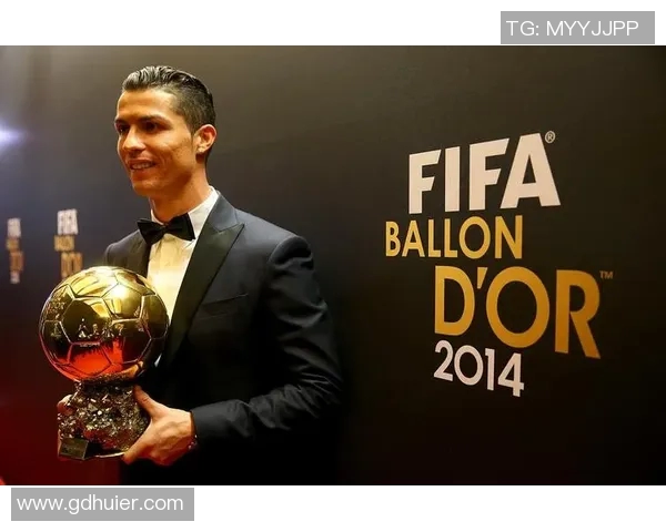 全球瞩目的足球巨星C罗雕像背后的故事与意义解析