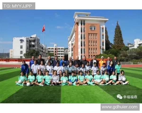 足球明星与路人亲密合影瞬间展现温暖与友好互动的美好时刻