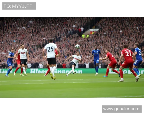 足球明星在绿茵场上的华丽舞步与瞬间决策的精彩瞬间描写