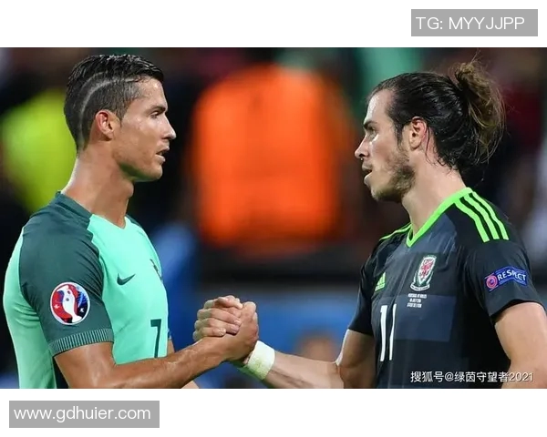 三大足球明星同框合影展现足球魅力与友谊的精彩瞬间